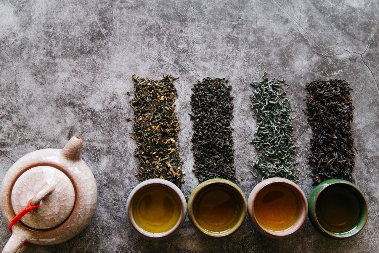 An image showing different types of tea with different leaves.